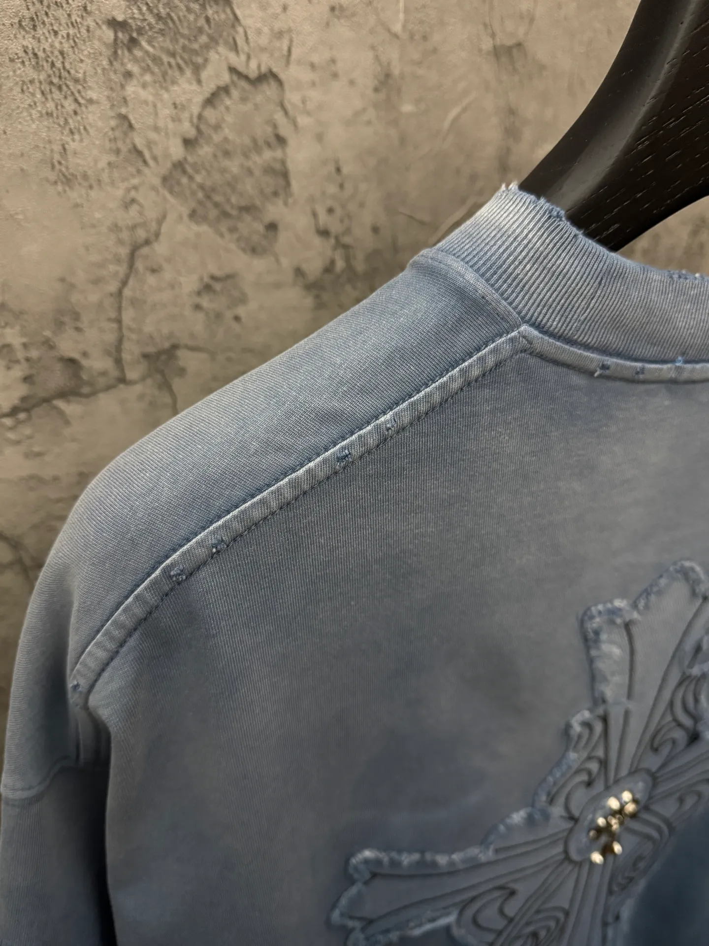 P240 top version, real shot without P, ​​different from market currency) 𝗖𝗵𝗿𝗼𝗺𝗲 𝗛𝗲𝗮𝗿𝘁𝘀/Croxin 2026 spring new original single counter American washed patch embroidered couple short sleeves 👑The highest version! Customized fabric 320 grams, washed and fried. Best-selling model at the counter. Very comfortable to wear. Accessories: Original molded and authenticated collar label➕100% silk wash label. Genuine purchase-grade original hangtag➕matching hanging rope➕3D hanging beads➕original packaging bag. Craftsmanship: The original version has consistent wiring! The highest version of the armhole matching technique! Color: Black Blue Size: S M L XL Style No.: 5207